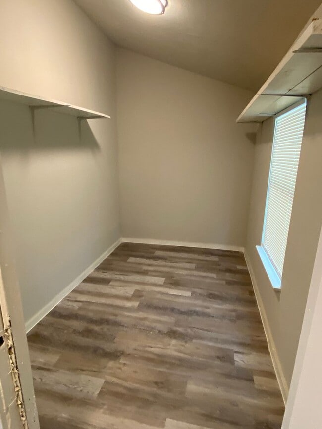 Building Photo - 3 BEDROOM 1 BATH HOUSE