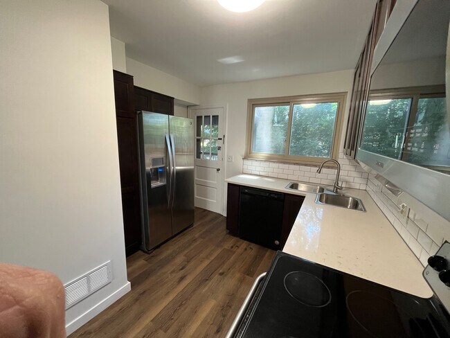 Building Photo - 3063 Sunset Dr - A