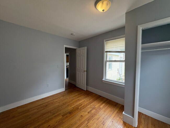 Building Photo - Large 5 Bedroom 2 Bathroom Single Family H...