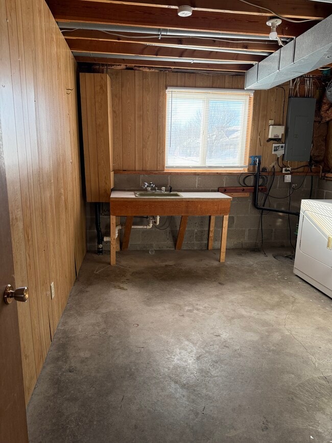 Building Photo - 1014 Castlewood Dr