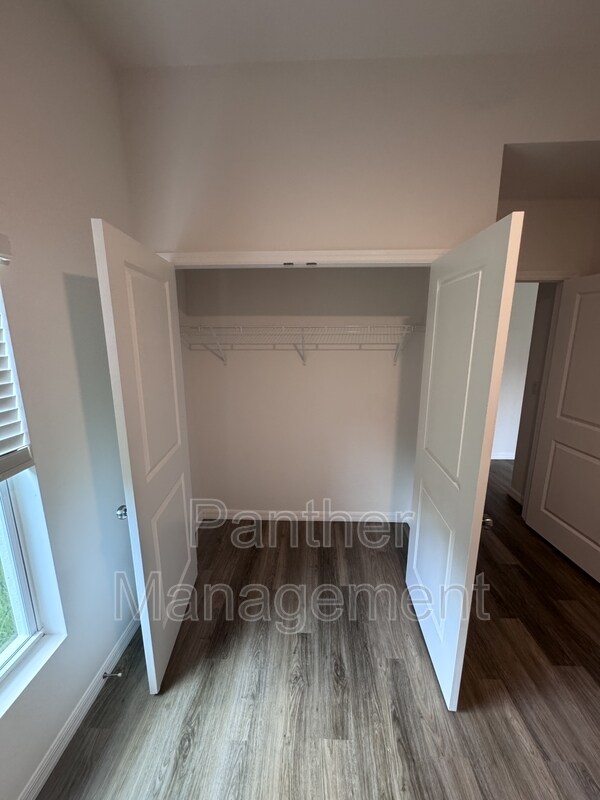 Building Photo - 966 Hood Ave NW