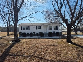 Building Photo - 3 Bedroom 1 Bath!