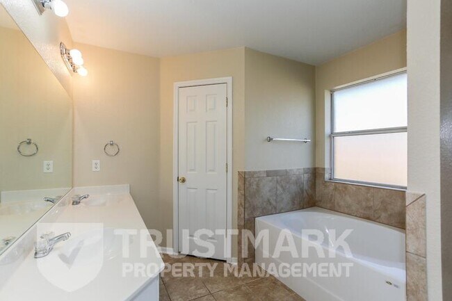 Building Photo - 4300 Capri Dr