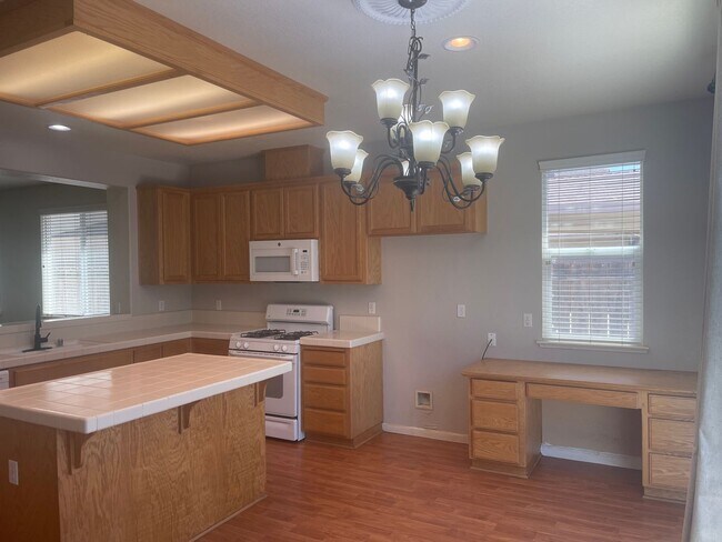 Building Photo - Ideal 4br/2ba single story with chefs kitchen