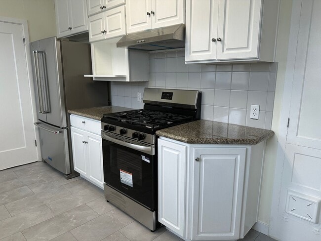 Building Photo - EPIC REA - Great Corner Lakeside Home - 3 ...