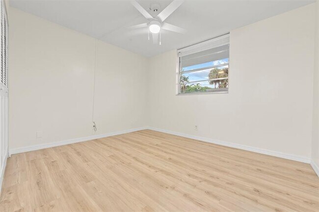 Building Photo - 689 NE 6th Ct