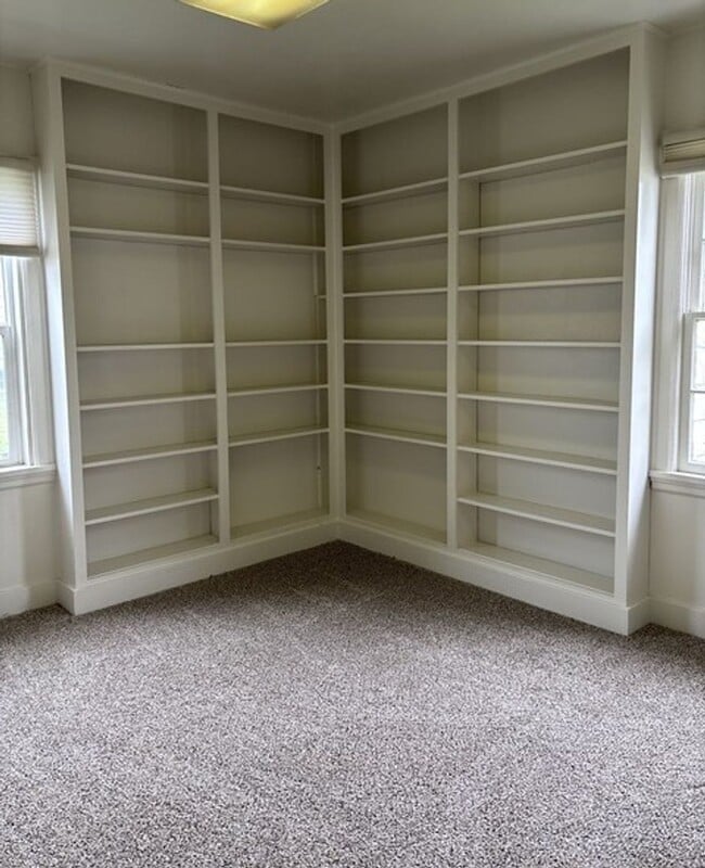 Building Photo - 4Bd/1Ba Two Story House - Available to View!