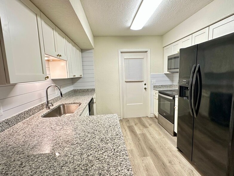 Building Photo - 413 Krueger St