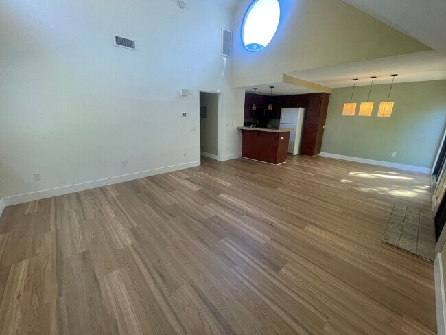 Building Photo - 325 N Melrose Dr