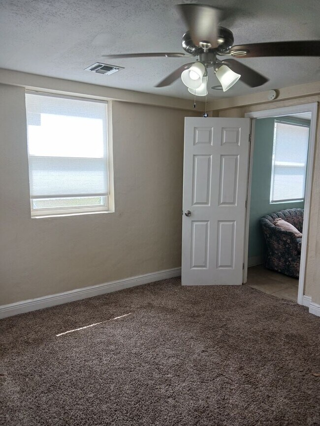 Building Photo - Charming 3 Bedroom, 2 Bathroom Home for Re...