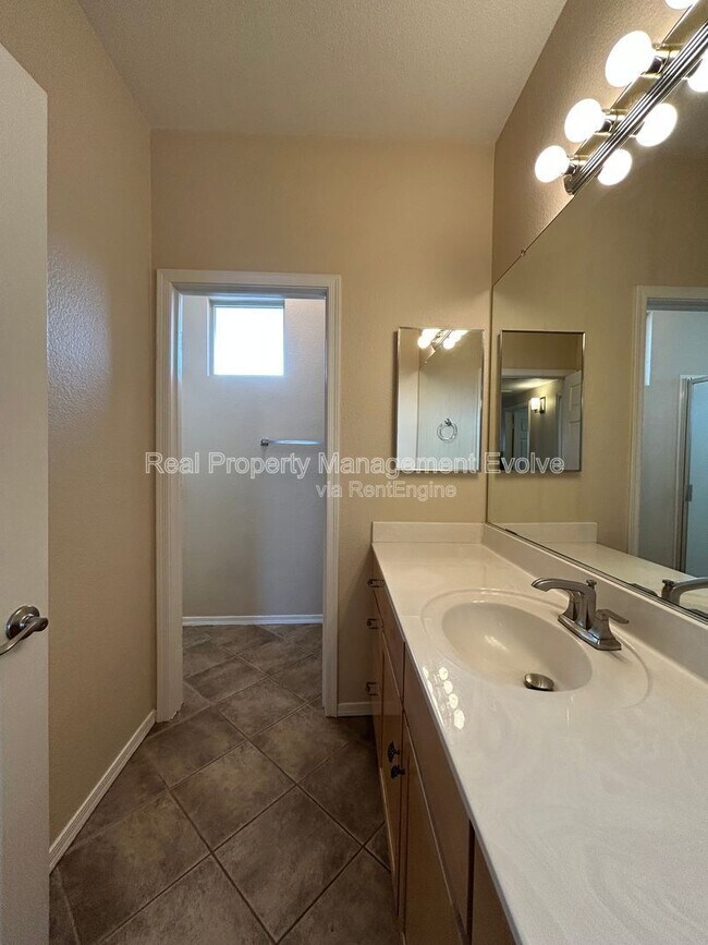 Building Photo - 425 W Rio Salado Pkwy