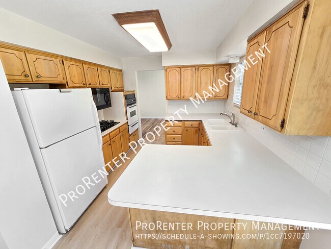 Building Photo - 1094 Beverly Way