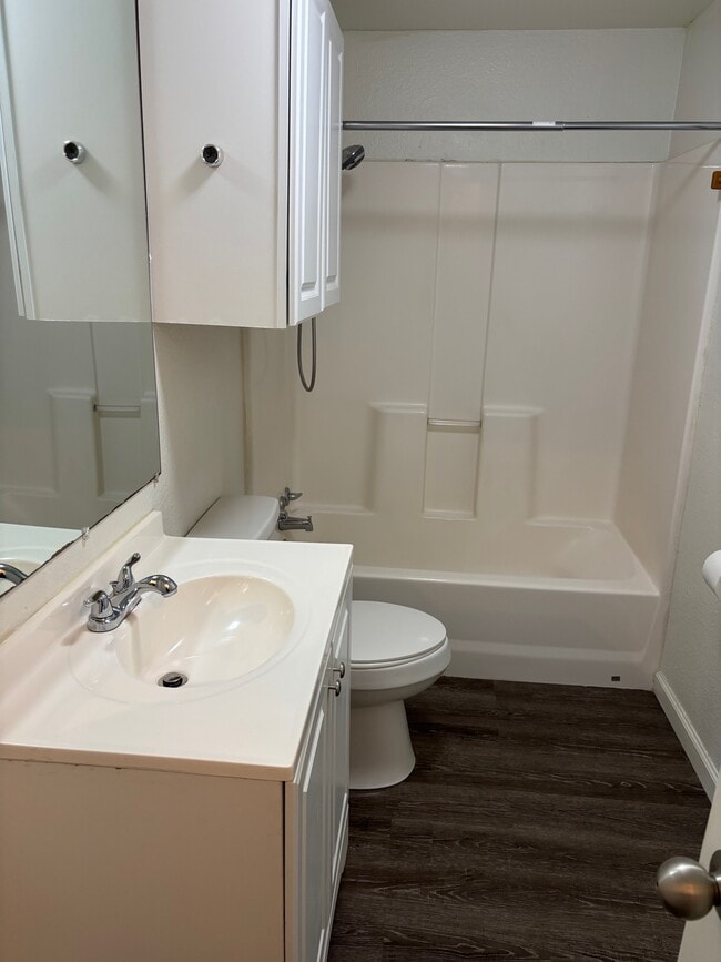 Building Photo - 7949 Louise Ln