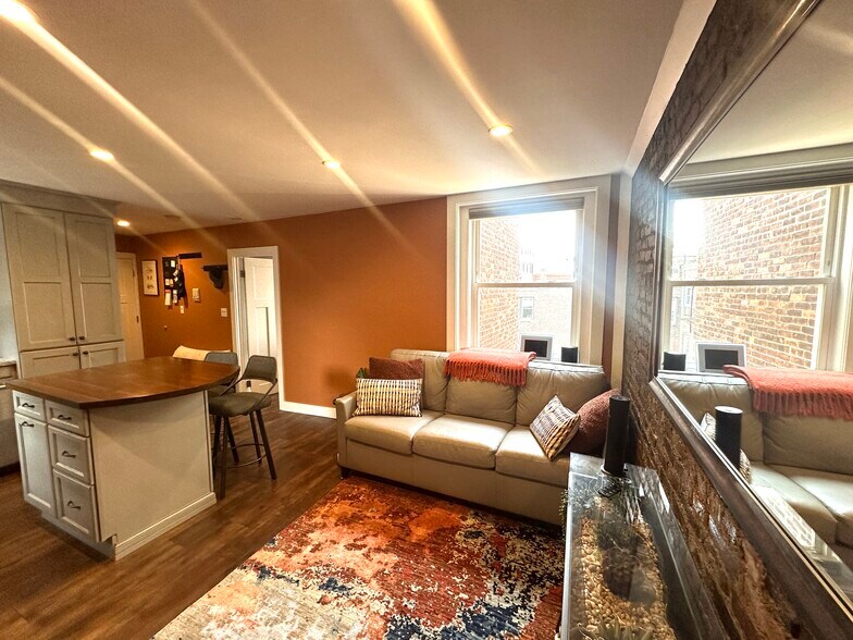 Building Photo - 10 Henchman St