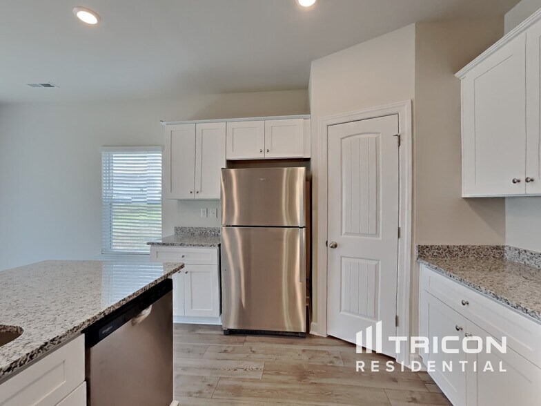 Building Photo - 3326 Quintana Dr