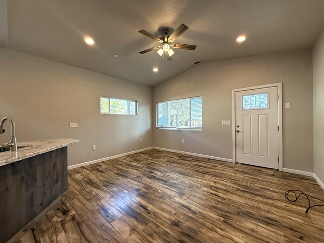 Building Photo - 1472 Hooker Oak Ave