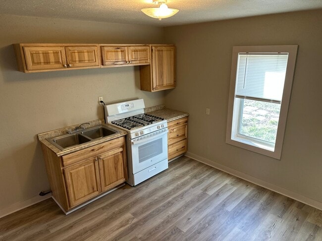 Building Photo - 2 Bedroom, 1 Bathroom Home with large backyard, near Downtown Springdale