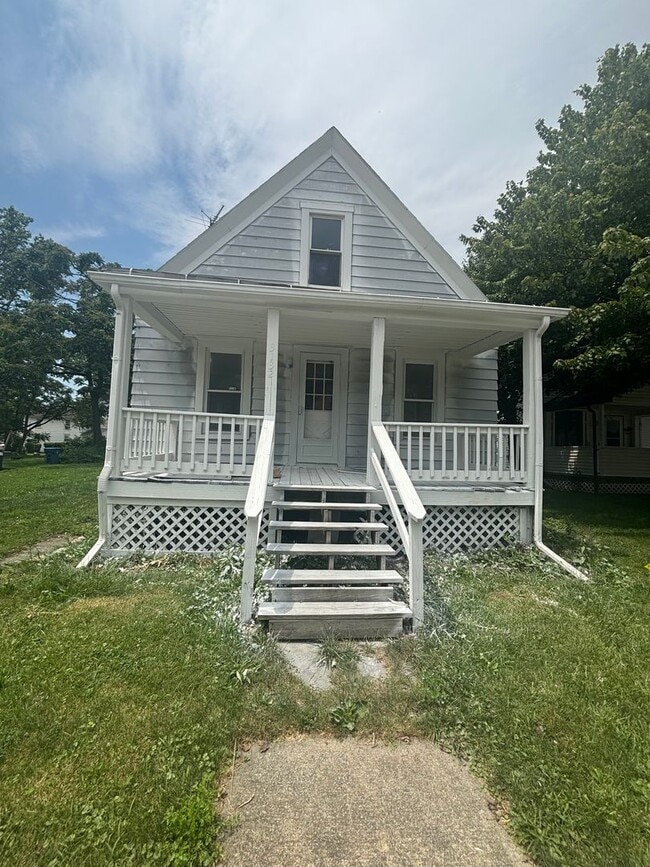 Building Photo - Section 8 welcome, 3 bedrooms 1.5 Bath. Sp...