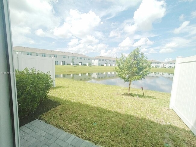 Building Photo - 390 SE Crossoak Ln