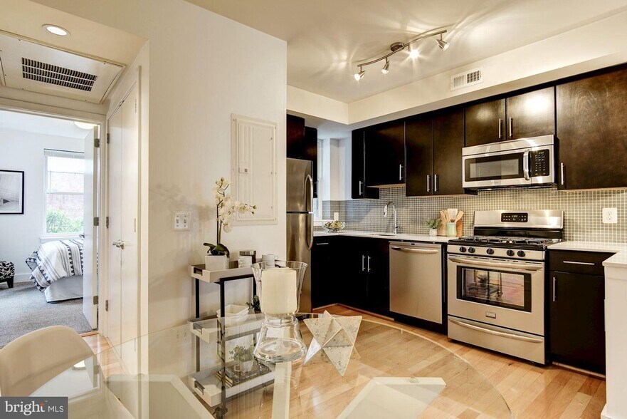 Building Photo - 809 Otis Pl NW