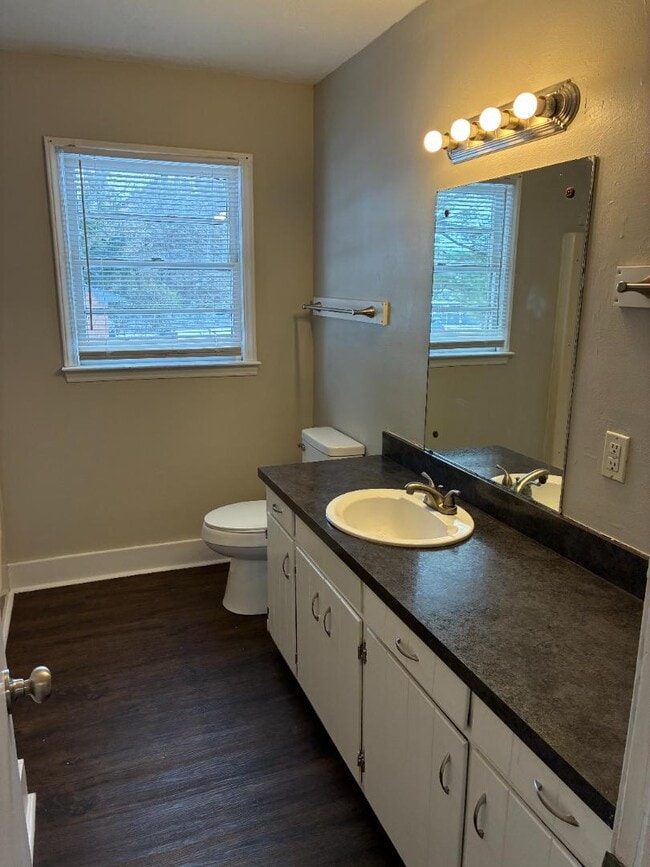 Building Photo - 803 Crawford St S