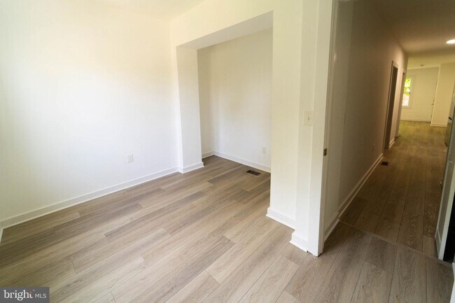 Building Photo - Move In Ready 2 BD 1 BA close to Metro, Sh...