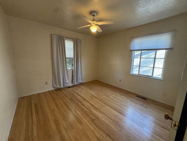 Building Photo - Stunning Nob Hill Bungalow!