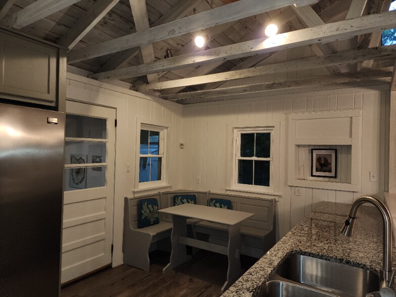 Building Photo - 6523 Village Point Dr