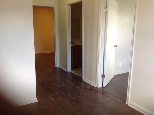 Building Photo - 206 Hub Ave