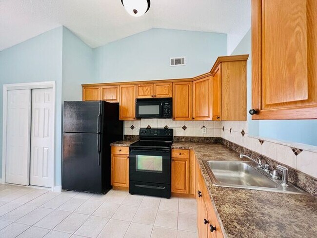 Building Photo - 2 Bedroom Candlewyck