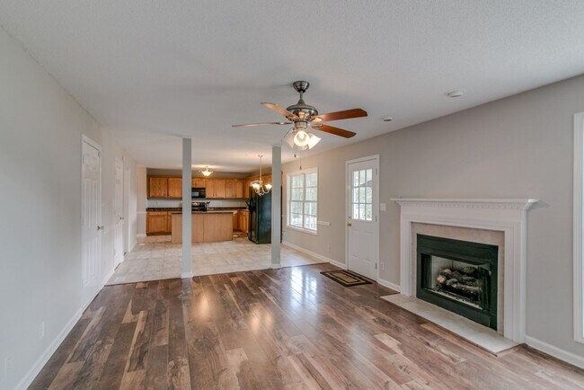 Building Photo - 4 Bedroom Pet Friendly Home For Rent!