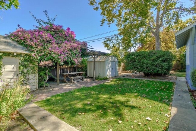 Building Photo - Charming Home next to Co-Op