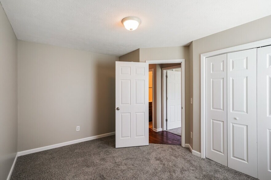 Building Photo - 2121 Hamilton Glen Pl