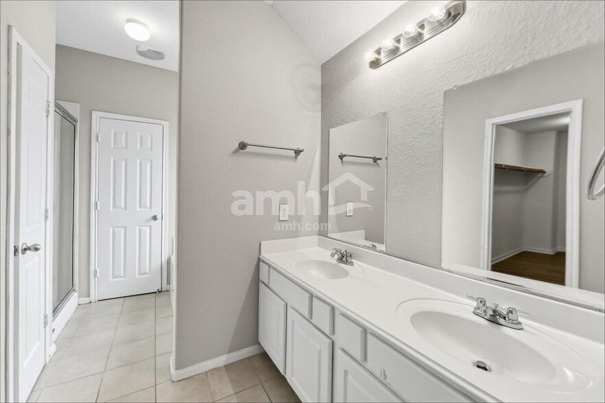 Building Photo - 12926 Pine Meadows St