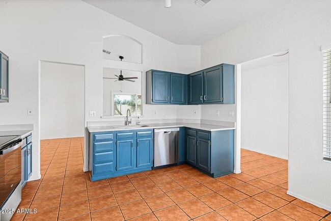 Building Photo - 1083 E Boston Ct