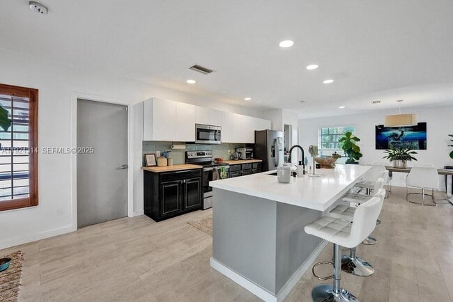 Building Photo - 4104 Larch Ave