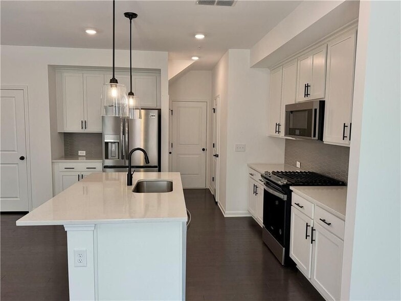 Building Photo - 716 Vallin St