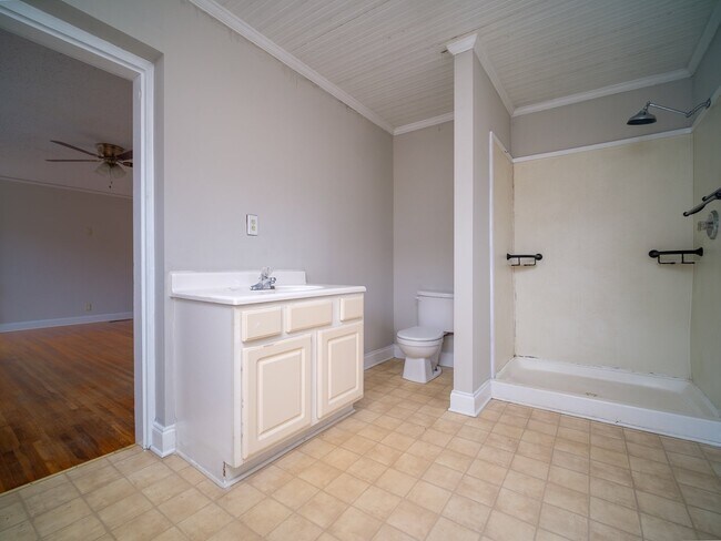 Building Photo - "Charming 3-Bedroom Home with Gleaming Hardwood Floors & 2 Full Baths in Prime Charlotte Location!"