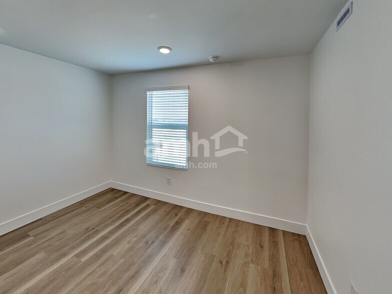 Building Photo - 9585 Harkes Dr