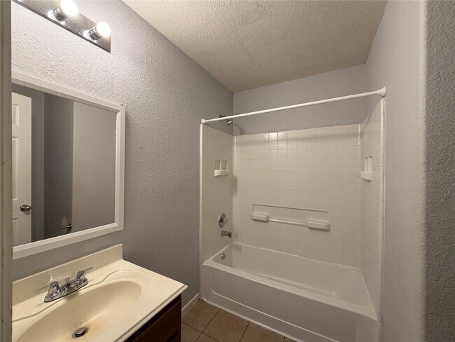 Building Photo - 8023 Clover Leaf Dr
