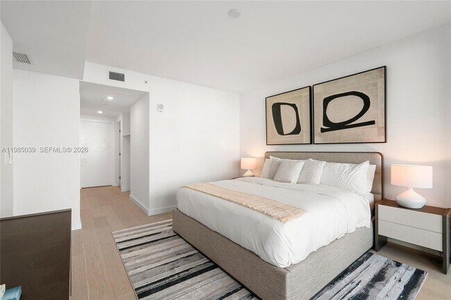 Building Photo - 9201 E Bay Harbor Dr