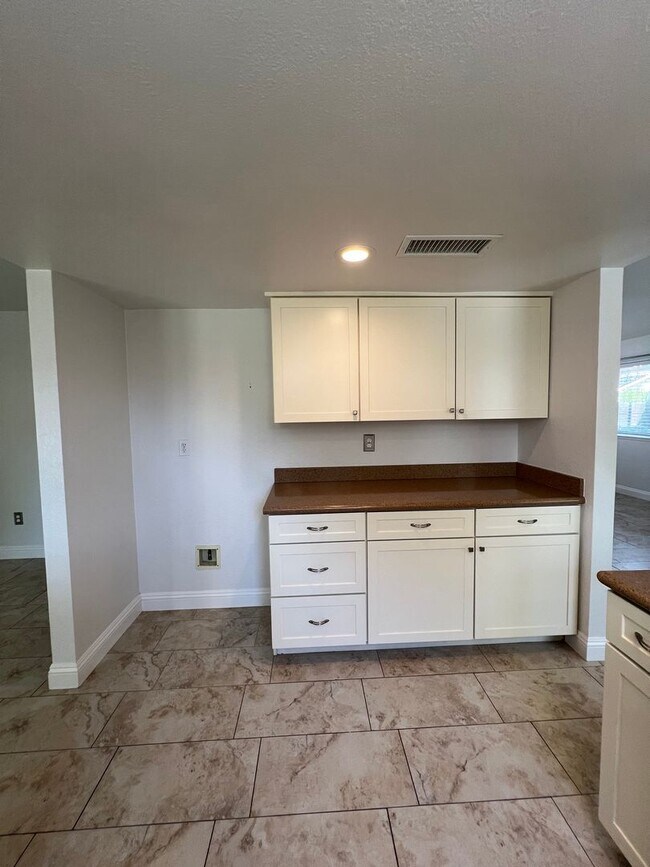 Building Photo - 7501 Canyon Clover Dr