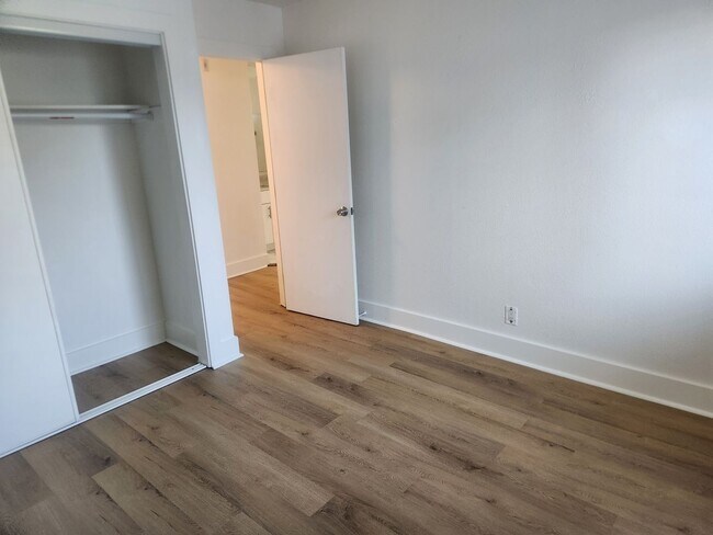 Building Photo - Clean and bright throughout, 2-bedroom, 1.5 Bathroom, two story unit in a great Windsor location!