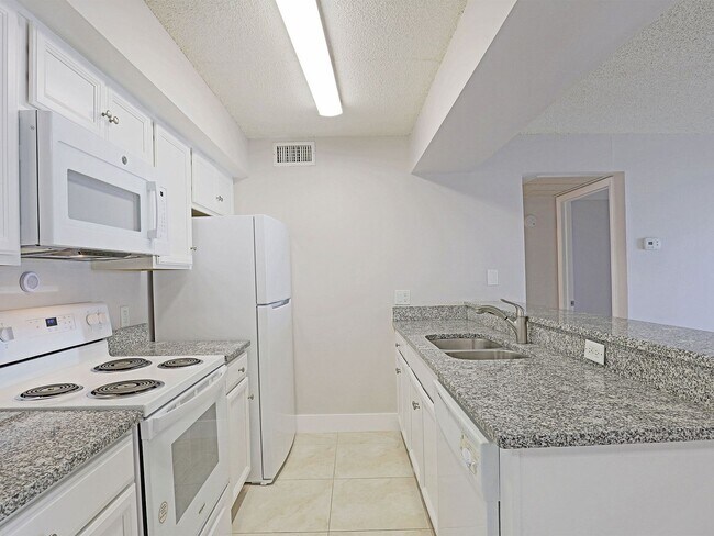 Building Photo - 5321 Summerlin Rd