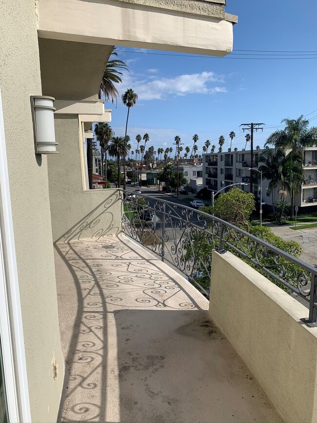 Building Photo - FANTASTIC CONDO IN THE HEART OF BELMONT SHORES/BLUFF PARK!