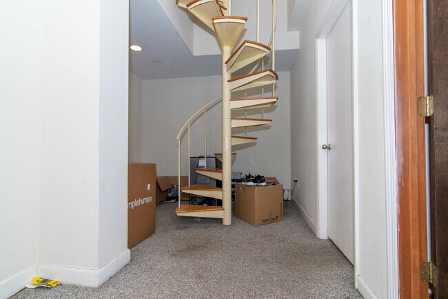 Building Photo - 448 Park Dr