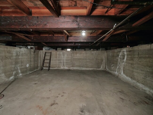 Building Photo - 308 6th St