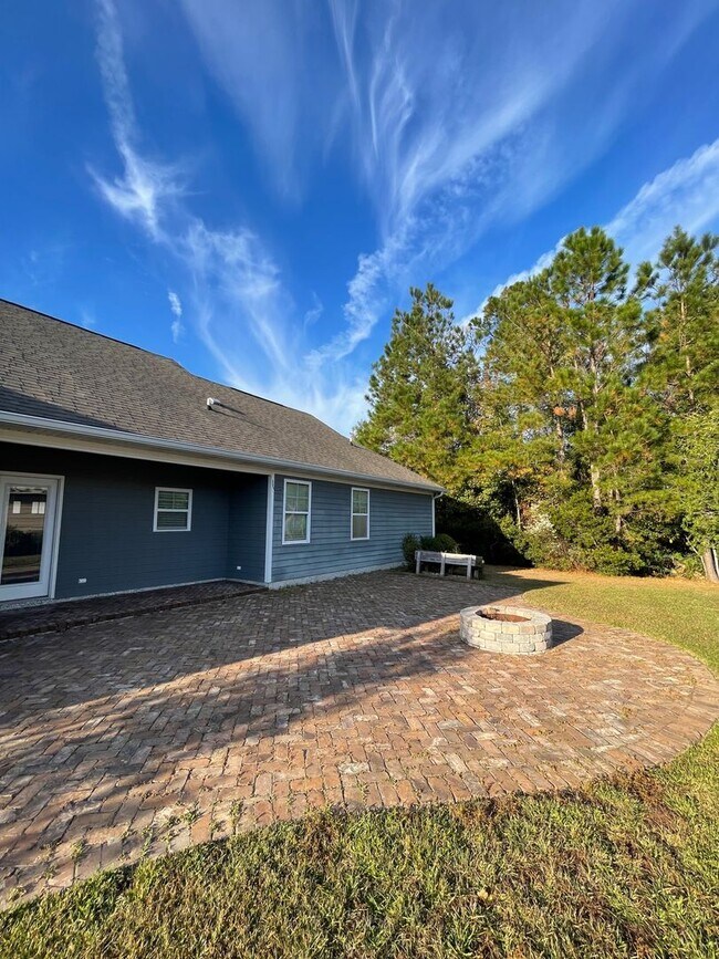 Building Photo - 3/2 updated home with amenities