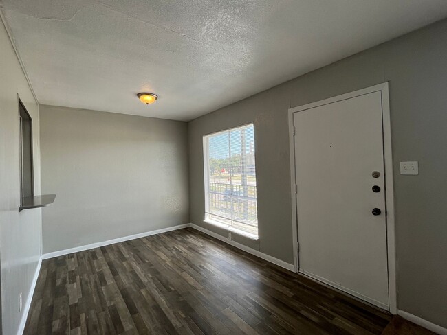 Building Photo - One Bedroom Upstairs Apartment!!