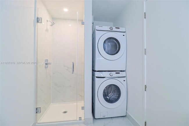 Building Photo - 700 NE 24th St